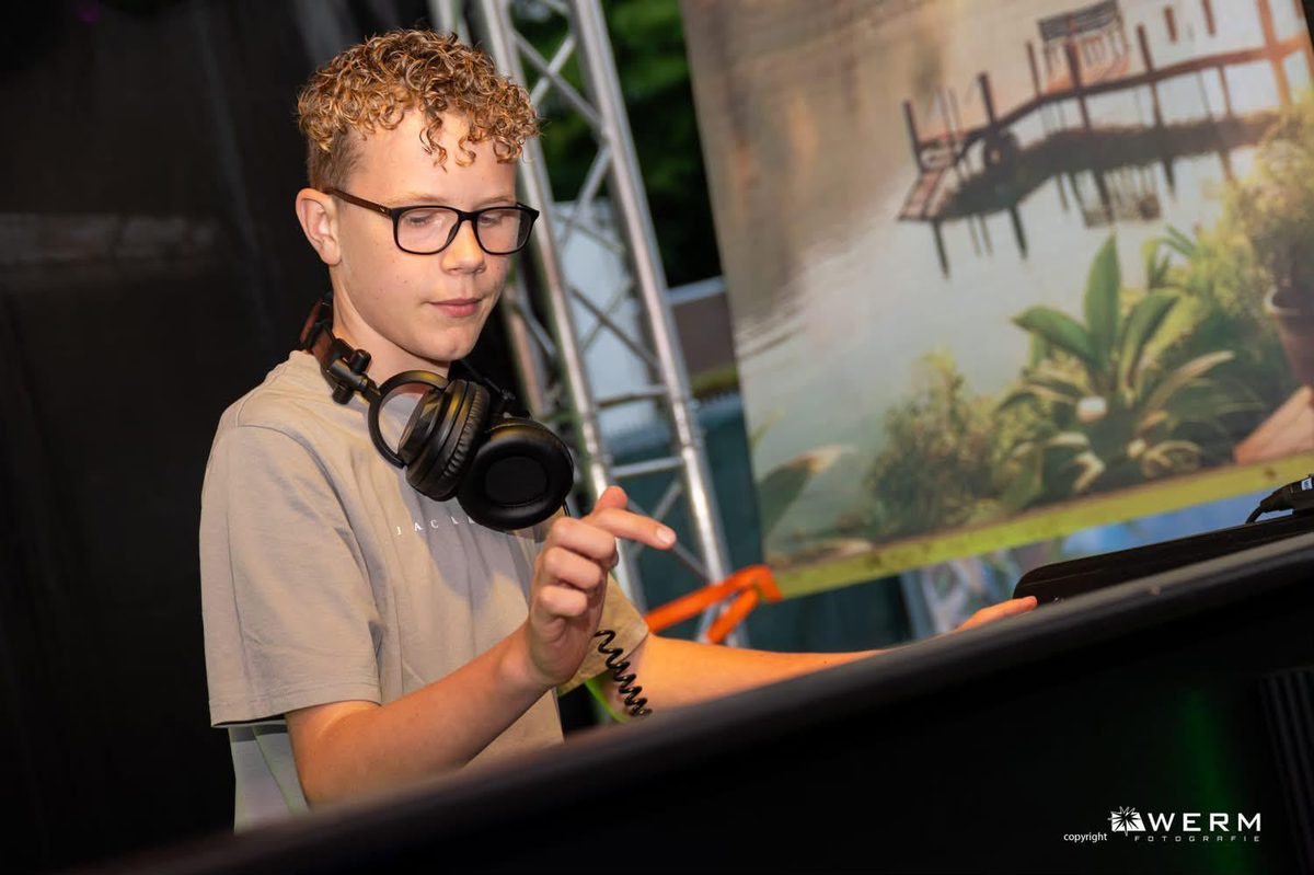 DJ Nori tijdens een optreden, bezig met de draaitafel