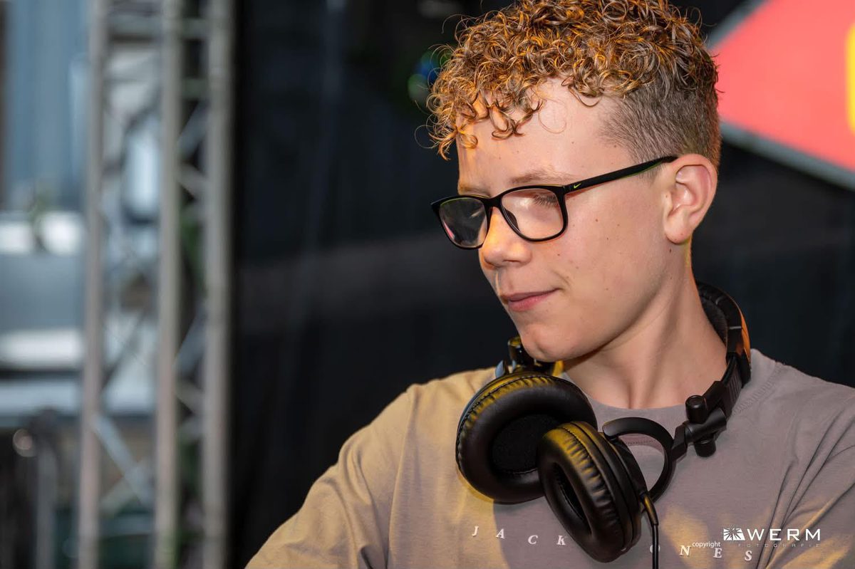 DJ Nori kijkt opzij tijdens een set
